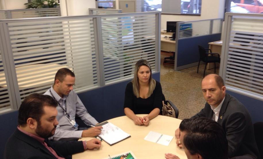 Reunião da equipe técnica de Mercado e Relações Institucionais da Fomento Paraná com a Associação das Empresas Brasileiras de Tecnologia da Informação (Assespro-PR) nesta sexta-feira (20/3) para uma nova parceria entre as duas instituições. O objetivo é viabilizar, até o fim de 2015, a contratação de R$ 10 milhões em financiamentos para projetos de empresas associadas à Assespro-PR voltados à inovação e ao desenvolvimento tecnológico.