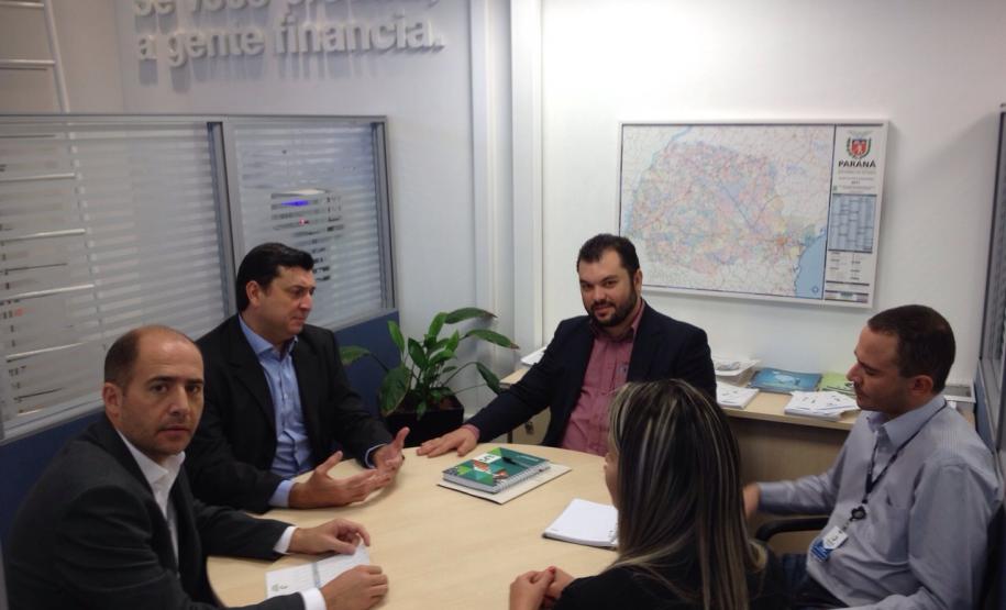 Reunião da equipe técnica de Mercado e Relações Institucionais da Fomento Paraná com a Associação das Empresas Brasileiras de Tecnologia da Informação (Assespro-PR) nesta sexta-feira (20/3) para uma nova parceria entre as duas instituições. O objetivo é viabilizar, até o fim de 2015, a contratação de R$ 10 milhões em financiamentos para projetos de empresas associadas à Assespro-PR voltados à inovação e ao desenvolvimento tecnológico.