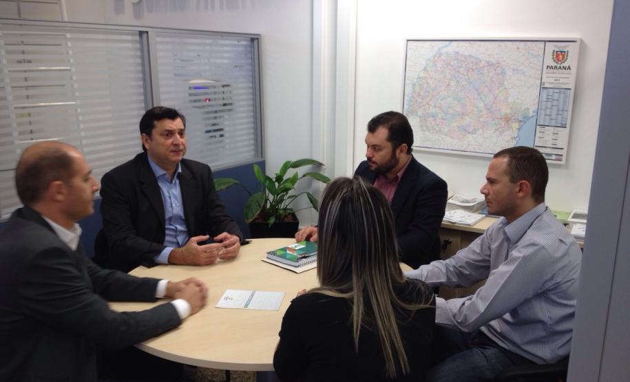 Reunião da equipe técnica de Mercado e Relações Institucionais da Fomento Paraná com a Associação das Empresas Brasileiras de Tecnologia da Informação (Assespro-PR) nesta sexta-feira (20/3) para uma nova parceria entre as duas instituições. O objetivo é viabilizar, até o fim de 2015, a contratação de R$ 10 milhões em financiamentos para projetos de empresas associadas à Assespro-PR voltados à inovação e ao desenvolvimento tecnológico.