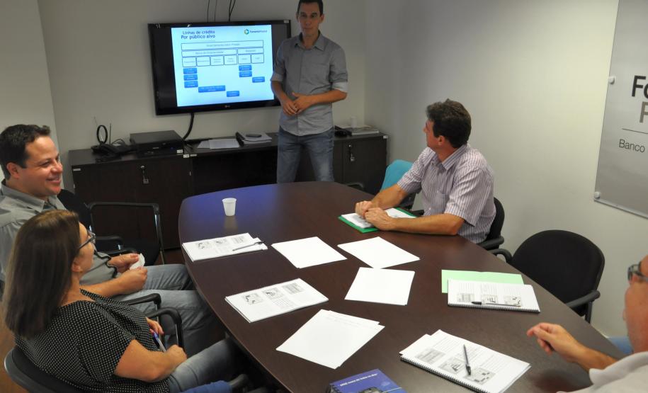 Novos agentes de Curitiba, Carlópolis, Mangueirinha, Quatro Barras e Santo Antônio da Platina participam de uma turma especial de treinamento nesta semana na sede da Fomento Paraná.