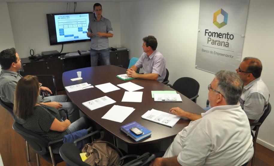 Novos agentes de Curitiba, Carlópolis, Mangueirinha, Quatro Barras e Santo Antônio da Platina participam de uma turma especial de treinamento nesta semana na sede da Fomento Paraná.