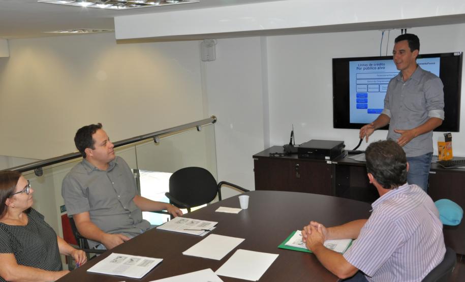 Novos agentes de Curitiba, Carlópolis, Mangueirinha, Quatro Barras e Santo Antônio da Platina participam de uma turma especial de treinamento nesta semana na sede da Fomento Paraná.