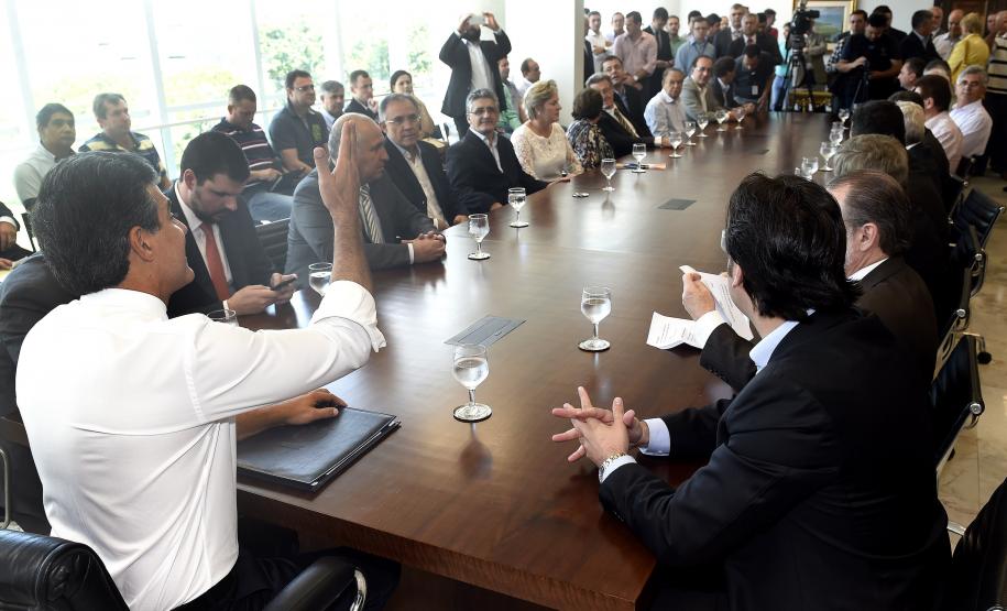 Governador Beto Richa, acompanhado pelo, Secretário de Desenvolvimento Urbano, Ratinho Junior, Presidente da Fomento Paraná, Juraci Barbosa Sobrinho, Deputados, Hussein Bakri, Alexandre Curi, Luiz Claudio Romanelli e demais autoridades, assina Contrato de Financiamento referente a Obras de Infraestrutura Urbana e Aquisição de Equipamentos Viários com os Prefeitos dos Municípios de Arapoti, Braz Rizzi e Tapejara, Noé Caldeira Brandt