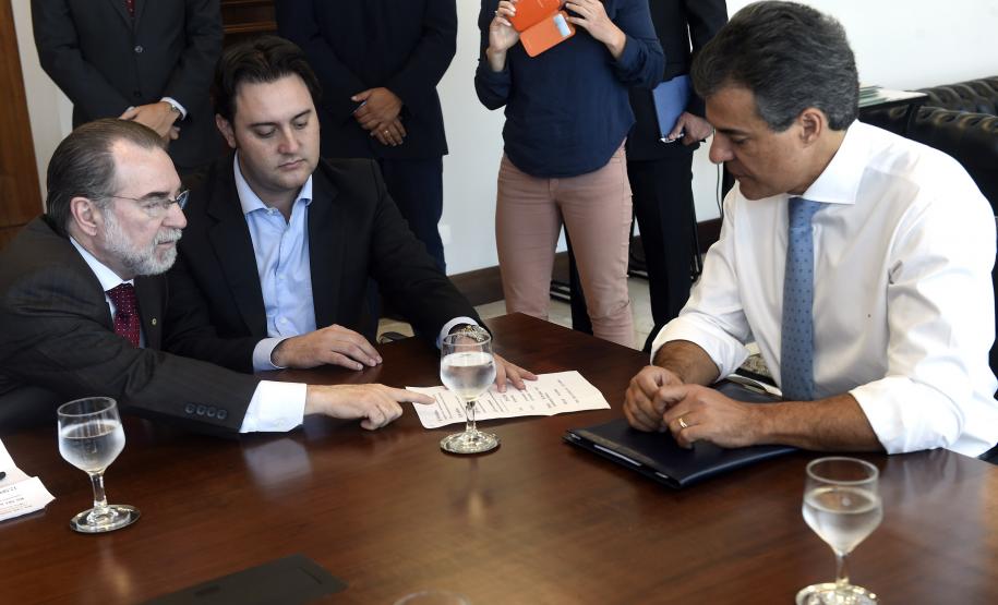 Governador Beto Richa, acompanhado pelo, Secretário de Desenvolvimento Urbano, Ratinho Junior, Presidente da Fomento Paraná, Juraci Barbosa Sobrinho, Deputados, Hussein Bakri, Alexandre Curi, Luiz Claudio Romanelli e demais autoridades, assina Contrato de Financiamento referente a Obras de Infraestrutura Urbana e Aquisição de Equipamentos Viários com os Prefeitos dos Municípios de Arapoti, Braz Rizzi e Tapejara, Noé Caldeira Brandt