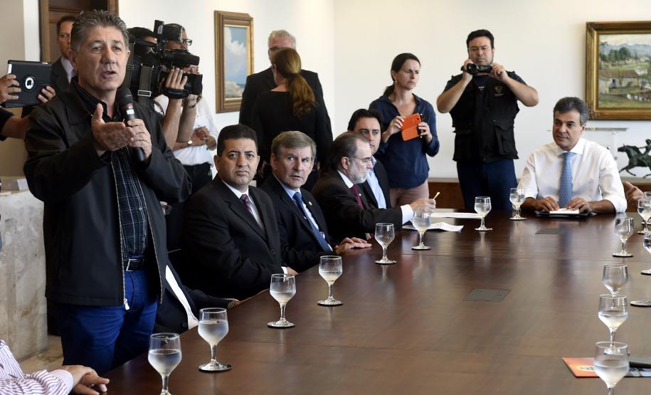 Governador Beto Richa, acompanhado pelo, Secretário de Desenvolvimento Urbano, Ratinho Junior, Presidente da Fomento Paraná, Juraci Barbosa Sobrinho, Deputados, Hussein Bakri, Alexandre Curi, Luiz Claudio Romanelli e demais autoridades, assina Contrato de Financiamento referente a Obras de Infraestrutura Urbana e Aquisição de Equipamentos Viários com os Prefeitos dos Municípios de Arapoti, Braz Rizzi e Tapejara, Noé Caldeira Brandt