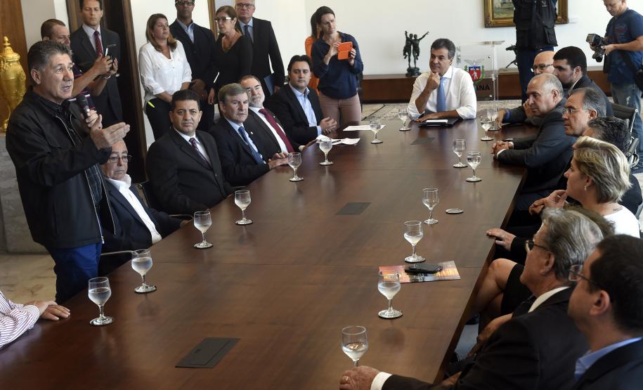 Governador Beto Richa, acompanhado pelo, Secretário de Desenvolvimento Urbano, Ratinho Junior, Presidente da Fomento Paraná, Juraci Barbosa Sobrinho, Deputados, Hussein Bakri, Alexandre Curi, Luiz Claudio Romanelli e demais autoridades, assina Contrato de Financiamento referente a Obras de Infraestrutura Urbana e Aquisição de Equipamentos Viários com os Prefeitos dos Municípios de Arapoti, Braz Rizzi e Tapejara, Noé Caldeira Brandt