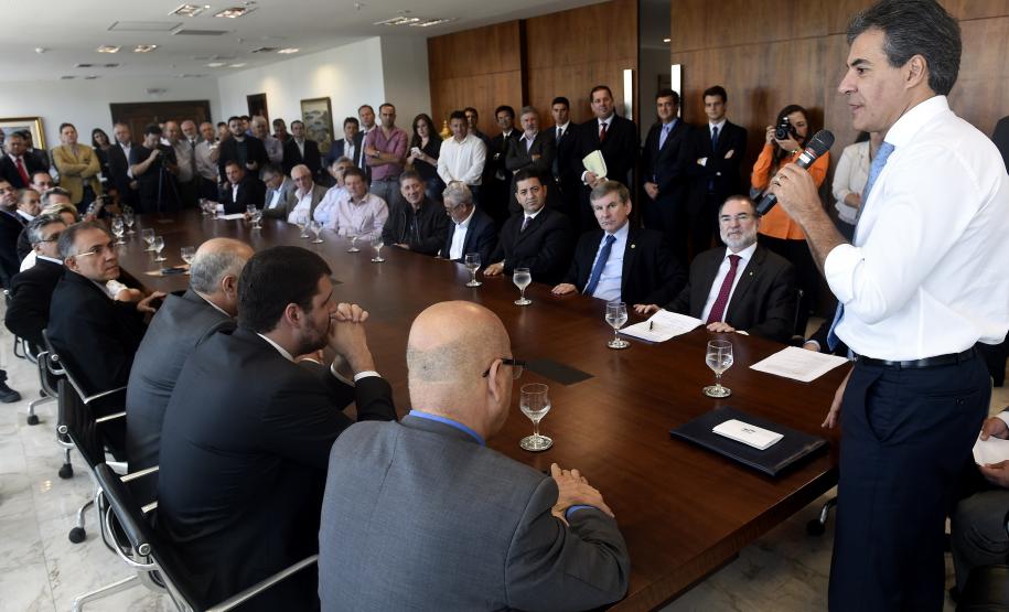 Governador Beto Richa, acompanhado pelo, Secretário de Desenvolvimento Urbano, Ratinho Junior, Presidente da Fomento Paraná, Juraci Barbosa Sobrinho, Deputados, Hussein Bakri, Alexandre Curi, Luiz Claudio Romanelli e demais autoridades, assina Contrato de Financiamento referente a Obras de Infraestrutura Urbana e Aquisição de Equipamentos Viários com os Prefeitos dos Municípios de Arapoti, Braz Rizzi e Tapejara, Noé Caldeira Brandt