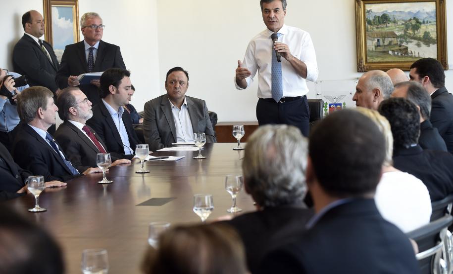 Governador Beto Richa, acompanhado pelo, Secretário de Desenvolvimento Urbano, Ratinho Junior, Presidente da Fomento Paraná, Juraci Barbosa Sobrinho, Deputados, Hussein Bakri, Alexandre Curi, Luiz Claudio Romanelli e demais autoridades, assina Contrato de Financiamento referente a Obras de Infraestrutura Urbana e Aquisição de Equipamentos Viários com os Prefeitos dos Municípios de Arapoti, Braz Rizzi e Tapejara, Noé Caldeira Brandt