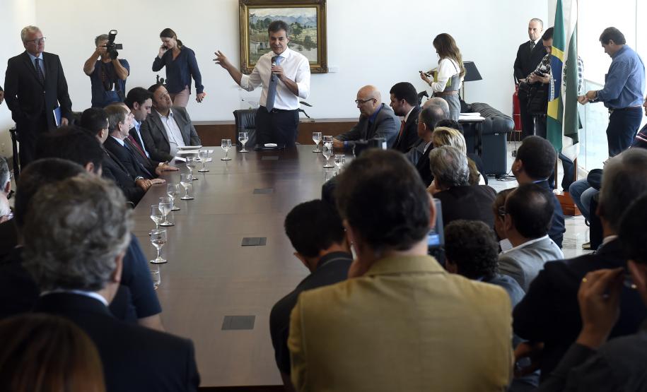 Governador Beto Richa, acompanhado pelo, Secretário de Desenvolvimento Urbano, Ratinho Junior, Presidente da Fomento Paraná, Juraci Barbosa Sobrinho, Deputados, Hussein Bakri, Alexandre Curi, Luiz Claudio Romanelli e demais autoridades, assina Contrato de Financiamento referente a Obras de Infraestrutura Urbana e Aquisição de Equipamentos Viários com os Prefeitos dos Municípios de Arapoti, Braz Rizzi e Tapejara, Noé Caldeira Brandt