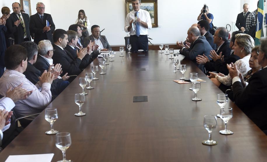 Governador Beto Richa, acompanhado pelo, Secretário de Desenvolvimento Urbano, Ratinho Junior, Presidente da Fomento Paraná, Juraci Barbosa Sobrinho, Deputados, Hussein Bakri, Alexandre Curi, Luiz Claudio Romanelli e demais autoridades, assina Contrato de Financiamento referente a Obras de Infraestrutura Urbana e Aquisição de Equipamentos Viários com os Prefeitos dos Municípios de Arapoti, Braz Rizzi e Tapejara, Noé Caldeira Brandt