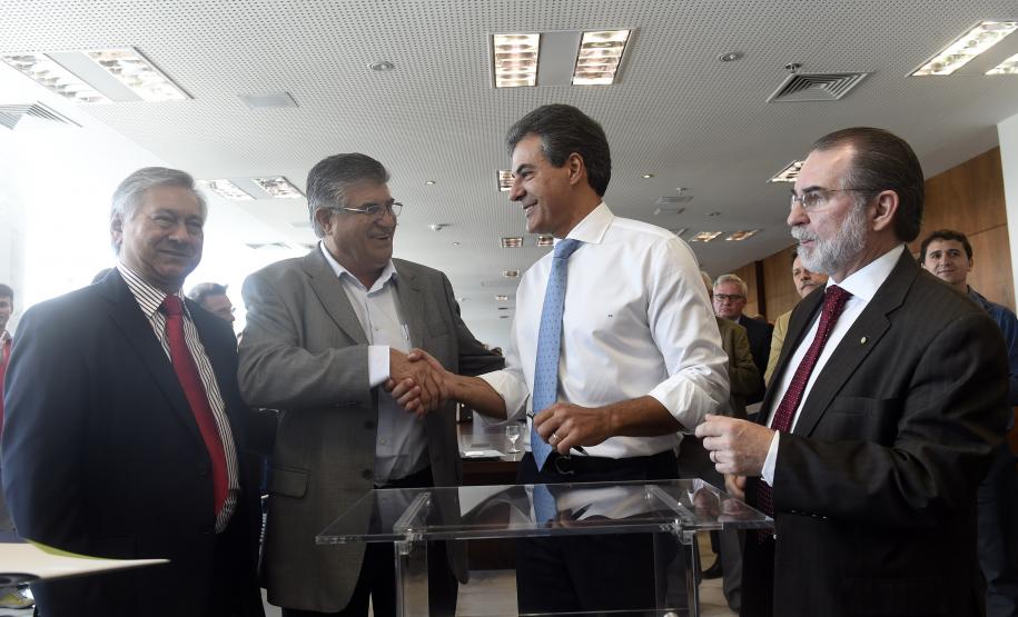 Governador Beto Richa, acompanhado pelo, Secretário de Desenvolvimento Urbano, Ratinho Junior, Presidente da Fomento Paraná, Juraci Barbosa Sobrinho, Deputados, Hussein Bakri, Alexandre Curi, Luiz Claudio Romanelli e demais autoridades, assina Contrato de Financiamento referente a Obras de Infraestrutura Urbana e Aquisição de Equipamentos Viários com os Prefeitos dos Municípios de Arapoti, Braz Rizzi e Tapejara, Noé Caldeira Brandt