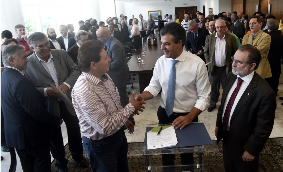 Governador Beto Richa, acompanhado pelo, Secretário de Desenvolvimento Urbano, Ratinho Junior, Presidente da Fomento Paraná, Juraci Barbosa Sobrinho, Deputados, Hussein Bakri, Alexandre Curi, Luiz Claudio Romanelli e demais autoridades, assina Contrato de Financiamento referente a Obras de Infraestrutura Urbana e Aquisição de Equipamentos Viários com os Prefeitos dos Municípios de Arapoti, Braz Rizzi e Tapejara, Noé Caldeira Brandt