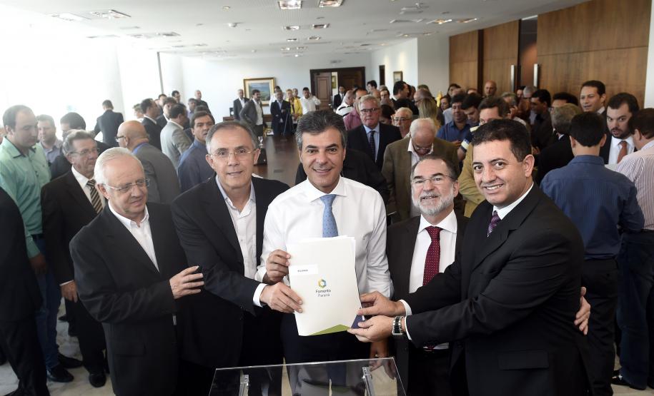 Governador Beto Richa, acompanhado pelo, Secretário de Desenvolvimento Urbano, Ratinho Junior, Presidente da Fomento Paraná, Juraci Barbosa Sobrinho, Deputados, Hussein Bakri, Alexandre Curi, Luiz Claudio Romanelli e demais autoridades, assina Contrato de Financiamento referente a Obras de Infraestrutura Urbana e Aquisição de Equipamentos Viários com os Prefeitos dos Municípios de Arapoti, Braz Rizzi e Tapejara, Noé Caldeira Brandt