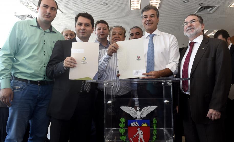 Governador Beto Richa, acompanhado pelo, Secretário de Desenvolvimento Urbano, Ratinho Junior, Presidente da Fomento Paraná, Juraci Barbosa Sobrinho, Deputados, Hussein Bakri, Alexandre Curi, Luiz Claudio Romanelli e demais autoridades, assina Contrato de Financiamento referente a Obras de Infraestrutura Urbana e Aquisição de Equipamentos Viários com os Prefeitos dos Municípios de Arapoti, Braz Rizzi e Tapejara, Noé Caldeira Brandt