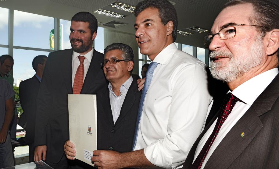 Governador Beto Richa, acompanhado pelo, Secretário de Desenvolvimento Urbano, Ratinho Junior, Presidente da Fomento Paraná, Juraci Barbosa Sobrinho, Deputados, Hussein Bakri, Alexandre Curi, Luiz Claudio Romanelli e demais autoridades, assina Contrato de Financiamento referente a Obras de Infraestrutura Urbana e Aquisição de Equipamentos Viários com os Prefeitos dos Municípios de Arapoti, Braz Rizzi e Tapejara, Noé Caldeira Brandt