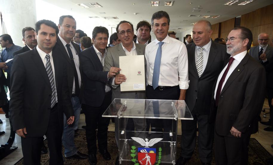 Governador Beto Richa, acompanhado pelo, Secretário de Desenvolvimento Urbano, Ratinho Junior, Presidente da Fomento Paraná, Juraci Barbosa Sobrinho, Deputados, Hussein Bakri, Alexandre Curi, Luiz Claudio Romanelli e demais autoridades, assina Contrato de Financiamento referente a Obras de Infraestrutura Urbana e Aquisição de Equipamentos Viários com os Prefeitos dos Municípios de Arapoti, Braz Rizzi e Tapejara, Noé Caldeira Brandt