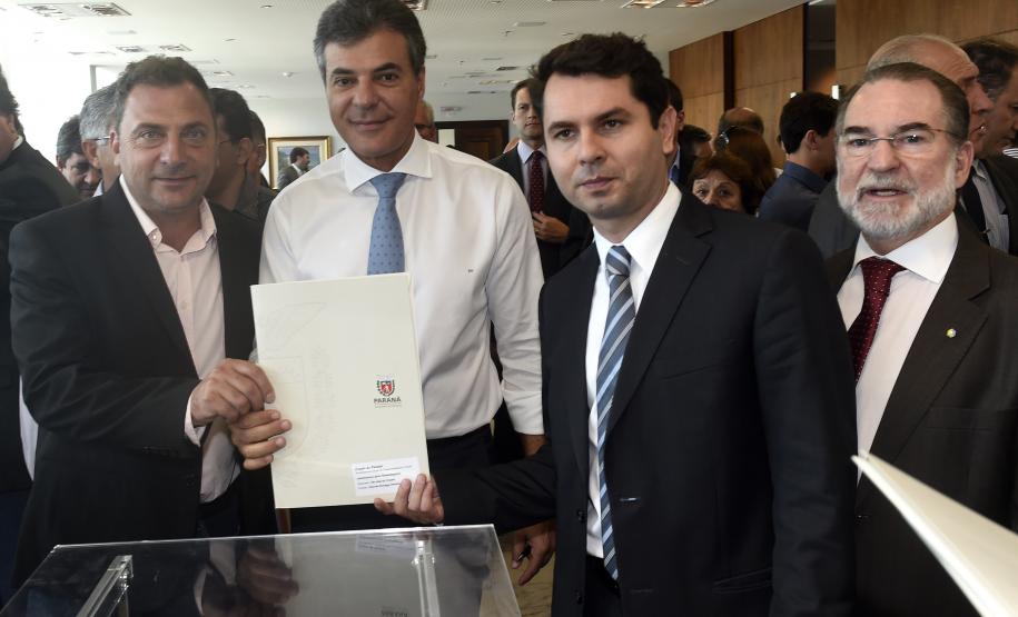Governador Beto Richa, acompanhado pelo, Secretário de Desenvolvimento Urbano, Ratinho Junior, Presidente da Fomento Paraná, Juraci Barbosa Sobrinho, Deputados, Hussein Bakri, Alexandre Curi, Luiz Claudio Romanelli e demais autoridades, assina Contrato de Financiamento referente a Obras de Infraestrutura Urbana e Aquisição de Equipamentos Viários com os Prefeitos dos Municípios de Arapoti, Braz Rizzi e Tapejara, Noé Caldeira Brandt