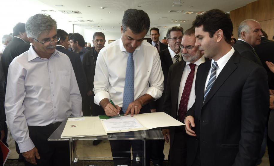 Governador Beto Richa, acompanhado pelo, Secretário de Desenvolvimento Urbano, Ratinho Junior, Presidente da Fomento Paraná, Juraci Barbosa Sobrinho, Deputados, Hussein Bakri, Alexandre Curi, Luiz Claudio Romanelli e demais autoridades, assina Contrato de Financiamento referente a Obras de Infraestrutura Urbana e Aquisição de Equipamentos Viários com os Prefeitos dos Municípios de Arapoti, Braz Rizzi e Tapejara, Noé Caldeira Brandt