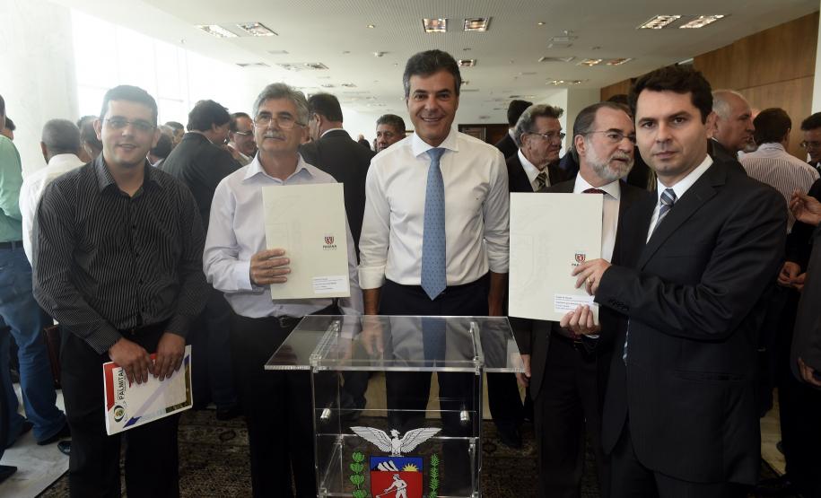 Governador Beto Richa, acompanhado pelo, Secretário de Desenvolvimento Urbano, Ratinho Junior, Presidente da Fomento Paraná, Juraci Barbosa Sobrinho, Deputados, Hussein Bakri, Alexandre Curi, Luiz Claudio Romanelli e demais autoridades, assina Contrato de Financiamento referente a Obras de Infraestrutura Urbana e Aquisição de Equipamentos Viários com os Prefeitos dos Municípios de Arapoti, Braz Rizzi e Tapejara, Noé Caldeira Brandt