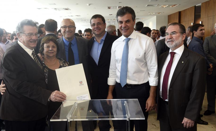 Governador Beto Richa, acompanhado pelo, Secretário de Desenvolvimento Urbano, Ratinho Junior, Presidente da Fomento Paraná, Juraci Barbosa Sobrinho, Deputados, Hussein Bakri, Alexandre Curi, Luiz Claudio Romanelli e demais autoridades, assina Contrato de Financiamento referente a Obras de Infraestrutura Urbana e Aquisição de Equipamentos Viários com os Prefeitos dos Municípios de Arapoti, Braz Rizzi e Tapejara, Noé Caldeira Brandt