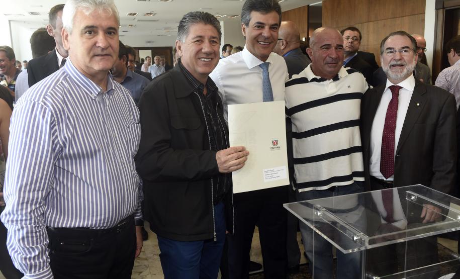 Governador Beto Richa, acompanhado pelo, Secretário de Desenvolvimento Urbano, Ratinho Junior, Presidente da Fomento Paraná, Juraci Barbosa Sobrinho, Deputados, Hussein Bakri, Alexandre Curi, Luiz Claudio Romanelli e demais autoridades, assina Contrato de Financiamento referente a Obras de Infraestrutura Urbana e Aquisição de Equipamentos Viários com os Prefeitos dos Municípios de Arapoti, Braz Rizzi e Tapejara, Noé Caldeira Brandt