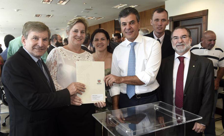 Governador Beto Richa, acompanhado pelo, Secretário de Desenvolvimento Urbano, Ratinho Junior, Presidente da Fomento Paraná, Juraci Barbosa Sobrinho, Deputados, Hussein Bakri, Alexandre Curi, Luiz Claudio Romanelli e demais autoridades, assina Contrato de Financiamento referente a Obras de Infraestrutura Urbana e Aquisição de Equipamentos Viários com os Prefeitos dos Municípios de Arapoti, Braz Rizzi e Tapejara, Noé Caldeira Brandt