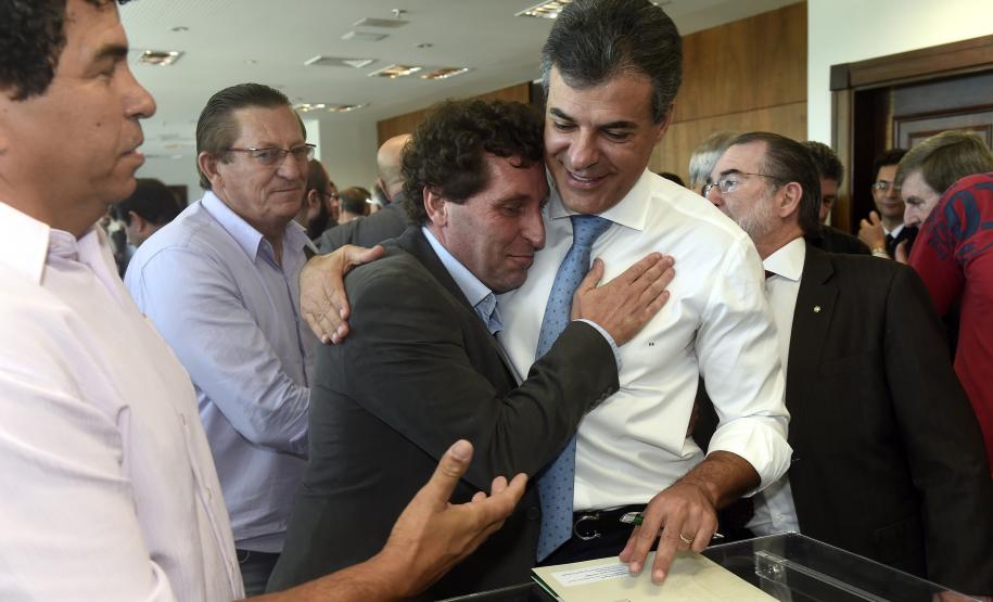 Governador Beto Richa, acompanhado pelo, Secretário de Desenvolvimento Urbano, Ratinho Junior, Presidente da Fomento Paraná, Juraci Barbosa Sobrinho, Deputados, Hussein Bakri, Alexandre Curi, Luiz Claudio Romanelli e demais autoridades, assina Contrato de Financiamento referente a Obras de Infraestrutura Urbana e Aquisição de Equipamentos Viários com os Prefeitos dos Municípios de Arapoti, Braz Rizzi e Tapejara, Noé Caldeira Brandt