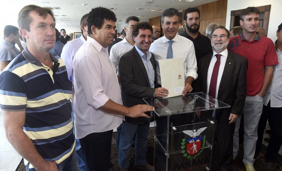Governador Beto Richa, acompanhado pelo, Secretário de Desenvolvimento Urbano, Ratinho Junior, Presidente da Fomento Paraná, Juraci Barbosa Sobrinho, Deputados, Hussein Bakri, Alexandre Curi, Luiz Claudio Romanelli e demais autoridades, assina Contrato de Financiamento referente a Obras de Infraestrutura Urbana e Aquisição de Equipamentos Viários com os Prefeitos dos Municípios de Arapoti, Braz Rizzi e Tapejara, Noé Caldeira Brandt