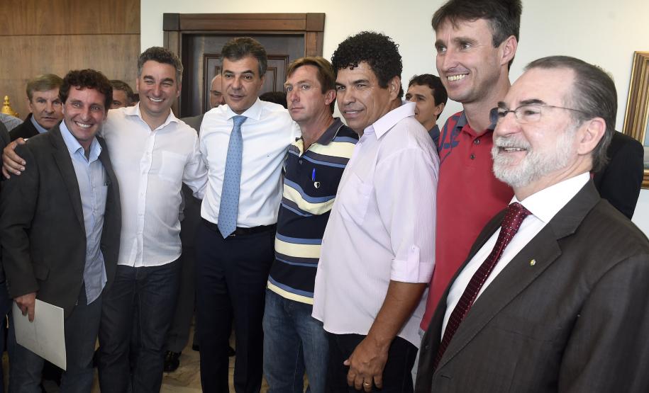 Governador Beto Richa, acompanhado pelo, Secretário de Desenvolvimento Urbano, Ratinho Junior, Presidente da Fomento Paraná, Juraci Barbosa Sobrinho, Deputados, Hussein Bakri, Alexandre Curi, Luiz Claudio Romanelli e demais autoridades, assina Contrato de Financiamento referente a Obras de Infraestrutura Urbana e Aquisição de Equipamentos Viários com os Prefeitos dos Municípios de Arapoti, Braz Rizzi e Tapejara, Noé Caldeira Brandt