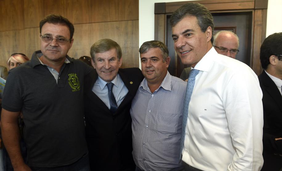 Governador Beto Richa, acompanhado pelo, Secretário de Desenvolvimento Urbano, Ratinho Junior, Presidente da Fomento Paraná, Juraci Barbosa Sobrinho, Deputados, Hussein Bakri, Alexandre Curi, Luiz Claudio Romanelli e demais autoridades, assina Contrato de Financiamento referente a Obras de Infraestrutura Urbana e Aquisição de Equipamentos Viários com os Prefeitos dos Municípios de Arapoti, Braz Rizzi e Tapejara, Noé Caldeira Brandt