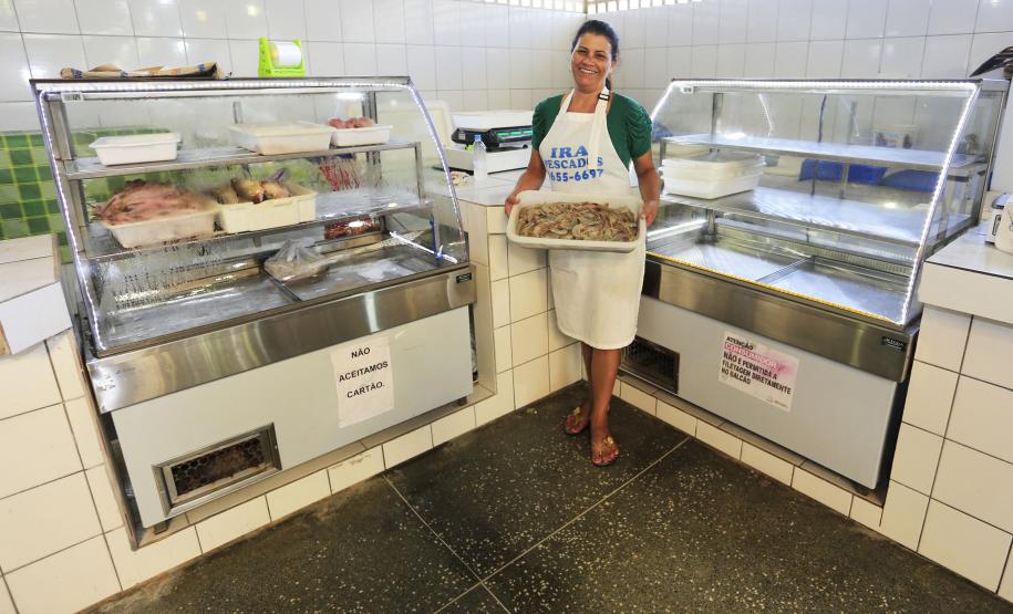 Mercado do Peixe de Matinhos, litoral do Paraná. Na foto: Irair do Rosário, junto aos balcões financiados pela Fomento Paraná. Matinhos, 01-04-15.Foto: Arnaldo Alves / ANPr.