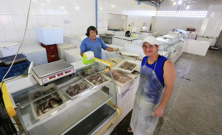 Mercado do Peixe de Matinhos, litoral do Paraná. Na foto: Alisson dos Santos Guilherme e seu pai, Vilmar, junto aos balcões financiados pela Fomento Paraná.Matinhos, 01-04-15.Foto: Arnaldo Alves / ANPr.