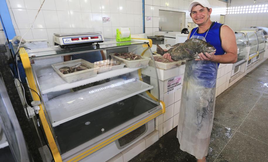Mercado do Peixe de Matinhos, litoral do Paraná. Na foto: Alisson dos Santos Guilherme e seu pai, Vilmar, junto aos balcões financiados pela Fomento Paraná. Matinhos, 01-04-15.Foto: Arnaldo Alves / ANPr.