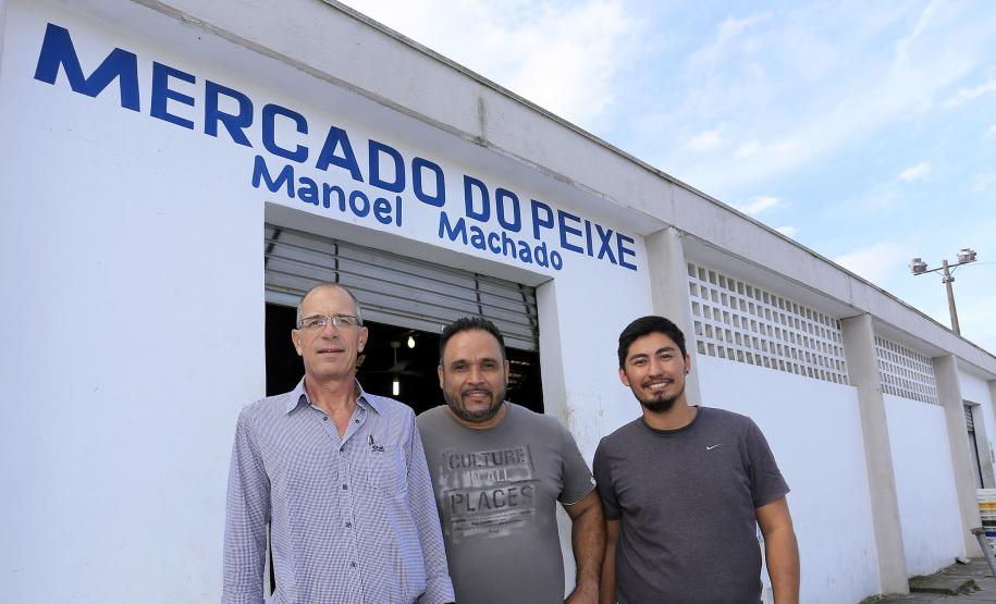 Mercado do Peixe de Matinhos, litoral do Paraná. Da esquerda para a direita: Ruy Hauer Reichert, secretário de Turismo e Desenvolvimento Econômico de Matinhos, Mauricio de Farias, diretor de Turismo e Paulo Ricardo da Silva Jr, agente de crédito da Fomento Paraná. Matinhos, 01-04-15.Foto: Arnaldo Alves / ANPr.