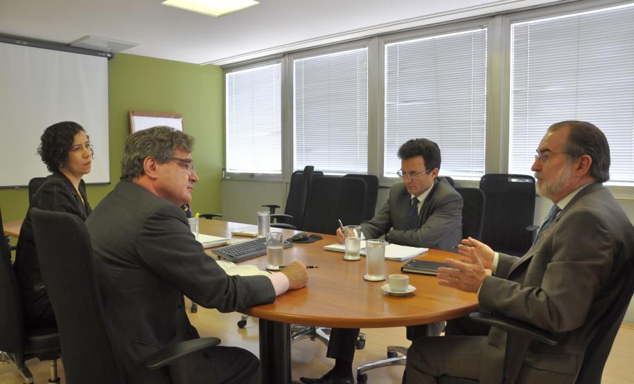 O presidente da Fomento Paraná, Juraci Barbosa, reuniu-se nesta quarta-feira (1/4), com o secretário executivo da ABDE – Associação Brasileira de Desenvolvimento, Marco Antonio Albuquerque de Araujo Lima, e a gerente técnico-operacional Cristiane Viturino.