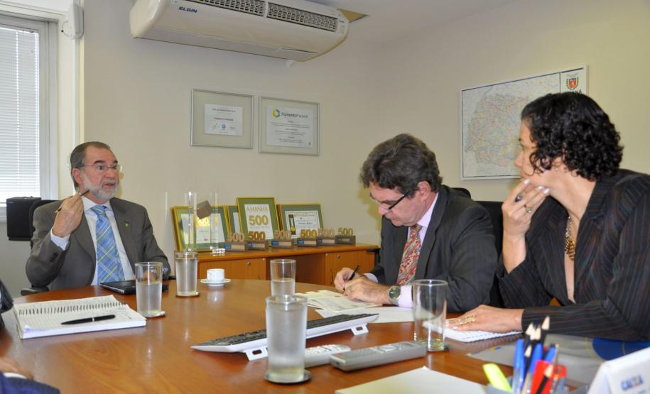 O presidente da Fomento Paraná, Juraci Barbosa, reuniu-se nesta quarta-feira (1/4), com o secretário executivo da ABDE – Associação Brasileira de Desenvolvimento, Marco Antonio Albuquerque de Araujo Lima, e a gerente técnico-operacional Cristiane Viturino.