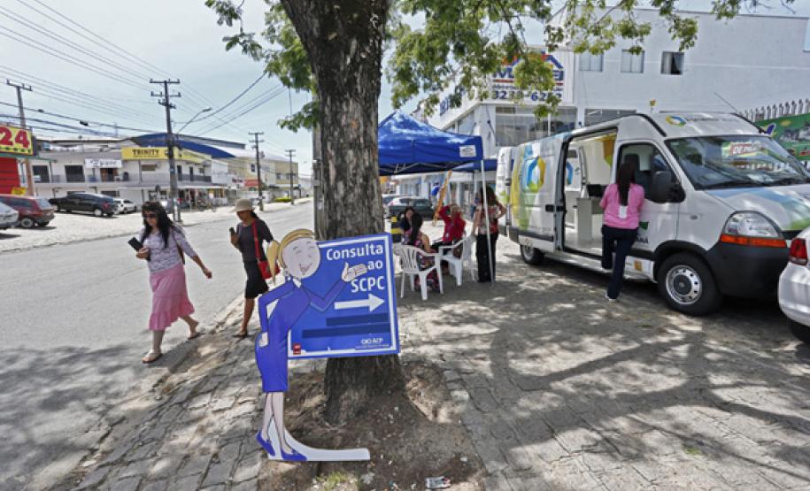 Fomento Paraná e ACP promovem ação conjunta nos bairros de Curitiba.