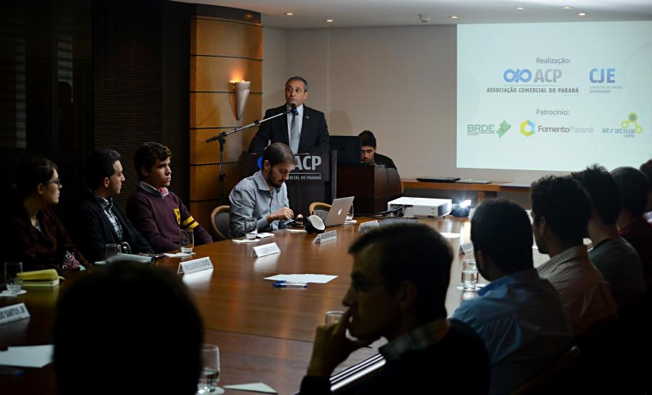 Os jovens empreendedores Vitor Flores, Jefferson Jess, Ivan Chagas, Dan Queirolo e George Christofis Neto, que venceram as três categorias do concurso Minha Ideia Muda o Mundo, lançado pelo Conselho de Jovens Empresários da Associação Comercial do Paraná, receberam os prêmios individuais em evento realizado nesta terça (7/4). A Fomento Paraná é uma das patrocinadoras deste concurso.