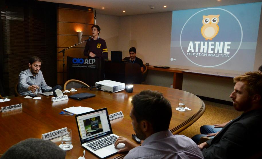 Os jovens empreendedores Vitor Flores, Jefferson Jess, Ivan Chagas, Dan Queirolo e George Christofis Neto, que venceram as três categorias do concurso Minha Ideia Muda o Mundo, lançado pelo Conselho de Jovens Empresários da Associação Comercial do Paraná, receberam os prêmios individuais em evento realizado nesta terça (7/4). A Fomento Paraná é uma das patrocinadoras deste concurso.