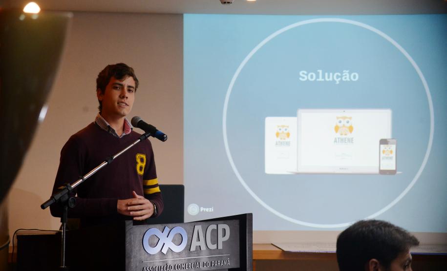 Os jovens empreendedores Vitor Flores, Jefferson Jess, Ivan Chagas, Dan Queirolo e George Christofis Neto, que venceram as três categorias do concurso Minha Ideia Muda o Mundo, lançado pelo Conselho de Jovens Empresários da Associação Comercial do Paraná, receberam os prêmios individuais em evento realizado nesta terça (7/4). A Fomento Paraná é uma das patrocinadoras deste concurso.