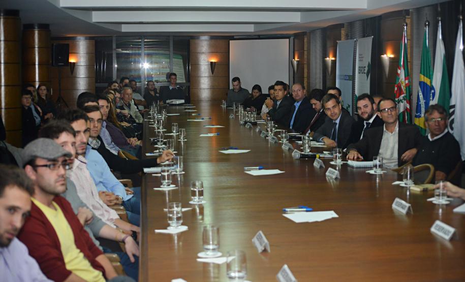 Os jovens empreendedores Vitor Flores, Jefferson Jess, Ivan Chagas, Dan Queirolo e George Christofis Neto, que venceram as três categorias do concurso Minha Ideia Muda o Mundo, lançado pelo Conselho de Jovens Empresários da Associação Comercial do Paraná, receberam os prêmios individuais em evento realizado nesta terça (7/4). A Fomento Paraná é uma das patrocinadoras deste concurso.