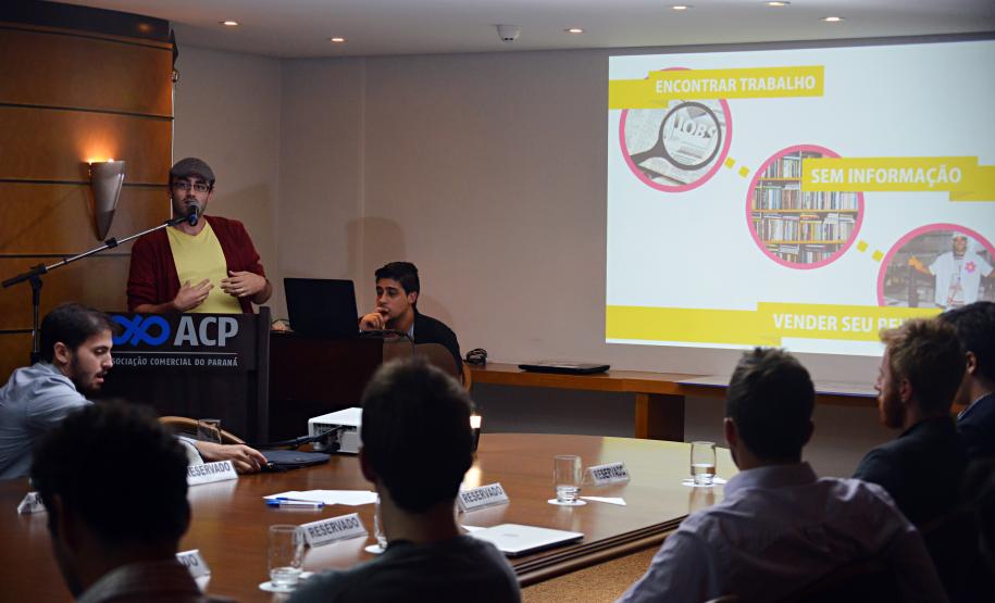 Os jovens empreendedores Vitor Flores, Jefferson Jess, Ivan Chagas, Dan Queirolo e George Christofis Neto, que venceram as três categorias do concurso Minha Ideia Muda o Mundo, lançado pelo Conselho de Jovens Empresários da Associação Comercial do Paraná, receberam os prêmios individuais em evento realizado nesta terça (7/4). A Fomento Paraná é uma das patrocinadoras deste concurso.