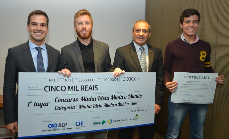 Os jovens empreendedores Vitor Flores, Jefferson Jess, Ivan Chagas, Dan Queirolo e George Christofis Neto, que venceram as três categorias do concurso Minha Ideia Muda o Mundo, lançado pelo Conselho de Jovens Empresários da Associação Comercial do Paraná, receberam os prêmios individuais em evento realizado nesta terça (7/4). A Fomento Paraná é uma das patrocinadoras deste concurso.