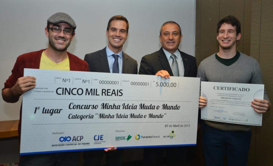 Os jovens empreendedores Vitor Flores, Jefferson Jess, Ivan Chagas, Dan Queirolo e George Christofis Neto, que venceram as três categorias do concurso Minha Ideia Muda o Mundo, lançado pelo Conselho de Jovens Empresários da Associação Comercial do Paraná, receberam os prêmios individuais em evento realizado nesta terça (7/4). A Fomento Paraná é uma das patrocinadoras deste concurso.