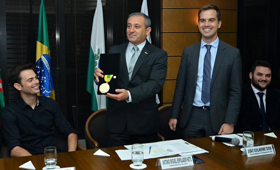 Os jovens empreendedores Vitor Flores, Jefferson Jess, Ivan Chagas, Dan Queirolo e George Christofis Neto, que venceram as três categorias do concurso Minha Ideia Muda o Mundo, lançado pelo Conselho de Jovens Empresários da Associação Comercial do Paraná, receberam os prêmios individuais em evento realizado nesta terça (7/4). A Fomento Paraná é uma das patrocinadoras deste concurso.