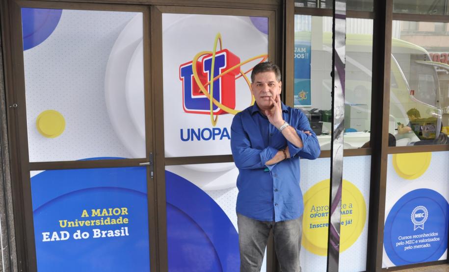 O empresário curitibano Rubens Fava abriu uma filial da instituição de ensino superior à distância Unopar em Curitiba há dois anos. Para ampliar o atendimento aos estudantes, Fava decidiu procurar um local maior e mais adequado. Para isso, ele buscou crédito na Fomento Paraná, instituição financeira de desenvolvimento do Governo do Estado.