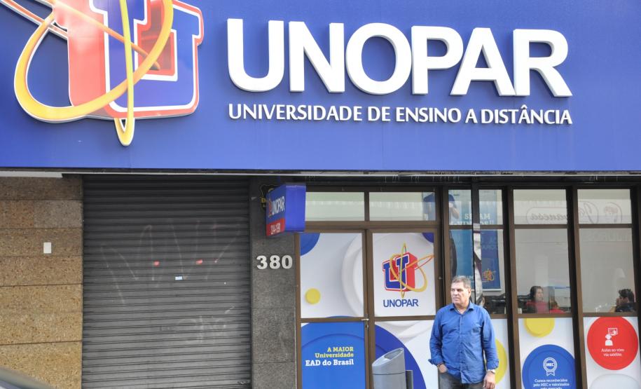 O empresário curitibano Rubens Fava abriu uma filial da instituição de ensino superior à distância Unopar em Curitiba há dois anos. Para ampliar o atendimento aos estudantes, Fava decidiu procurar um local maior e mais adequado. Para isso, ele buscou crédito na Fomento Paraná, instituição financeira de desenvolvimento do Governo do Estado.