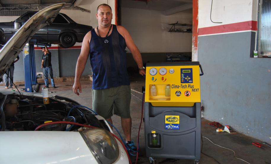 Com o equipamento, é possível recolher o gás, guardar, fazer o reparo, colocar de volta e completar a carga. Antes, o gás vazava, não podendo ser reutilizado