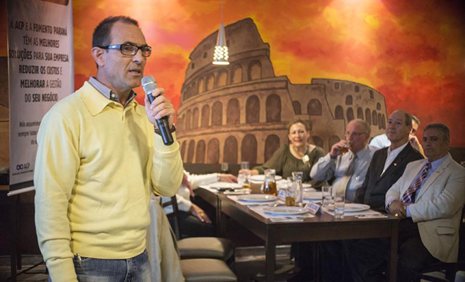 Comerciantes do bairro Hauer, em Curitiba, participaram de jantar oferecido em conjunto pela Associação Comercial do Paraná e Fomento Paraná, na quinta (10/4), em comemoração ao encerramento da ação “Fomento e ACP nos Bairros”, evento que leva à população local e empresários informações sobre serviços e produtos fornecidos pelas respectivas entidades.