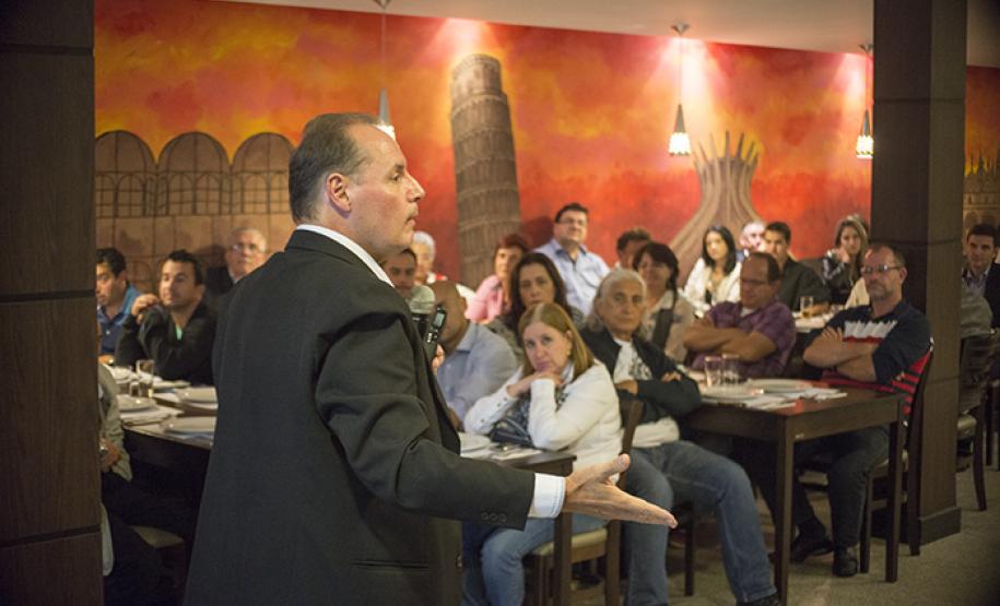 Comerciantes do bairro Hauer, em Curitiba, participaram de jantar oferecido em conjunto pela Associação Comercial do Paraná e Fomento Paraná, na quinta (10/4), em comemoração ao encerramento da ação “Fomento e ACP nos Bairros”, evento que leva à população local e empresários informações sobre serviços e produtos fornecidos pelas respectivas entidades.